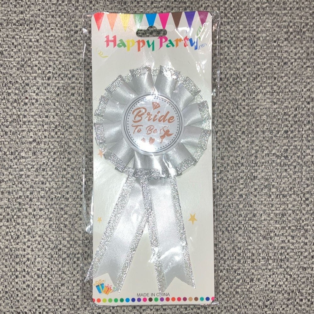 “Bride To Be” pin 🧷💍 🤍